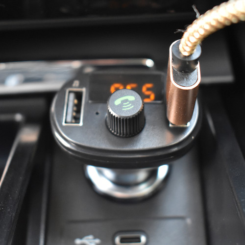 INCARCATOR AUTO 1XUSB QC3.0 SI 1XUSB 2.4A CU BLUETOOTH SI MODULATOR FM
